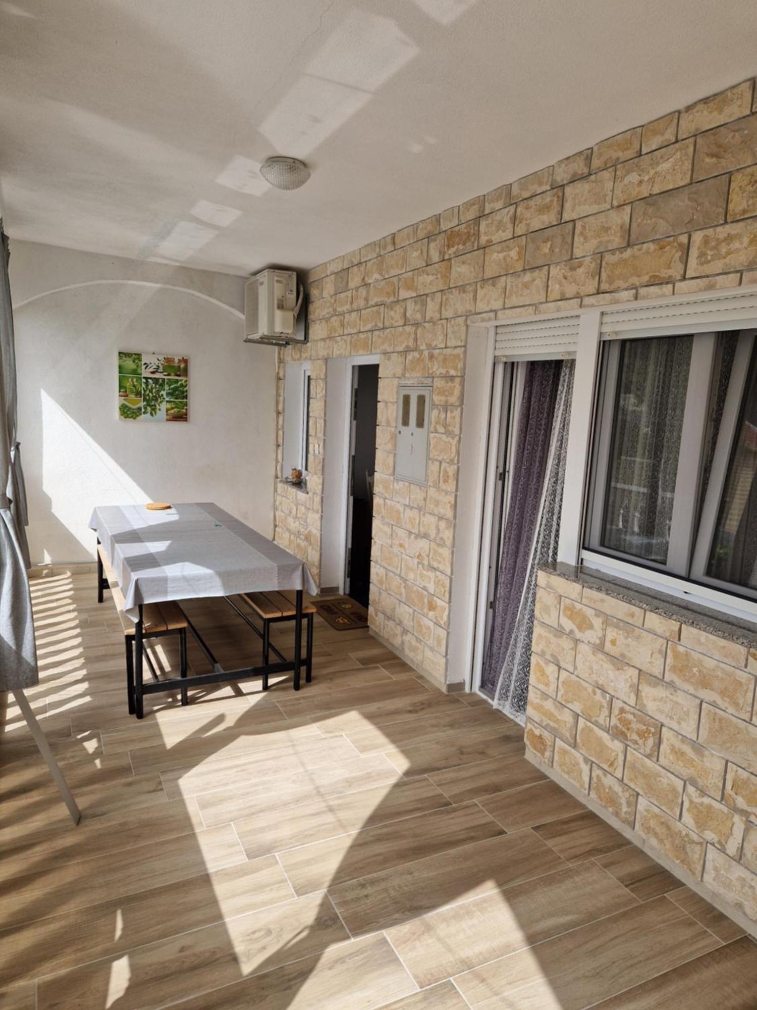Apartment Mali Mate *